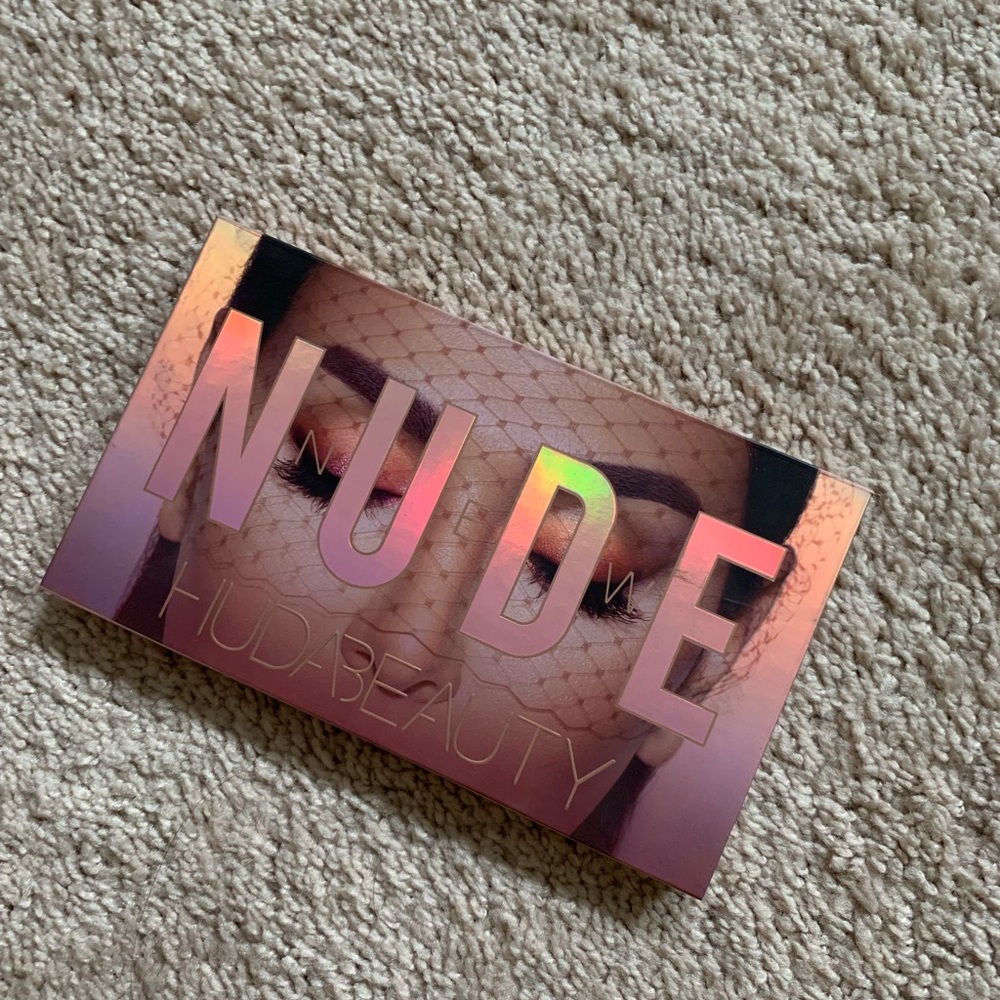 HUDA NEW NUDE eyeshadow palette